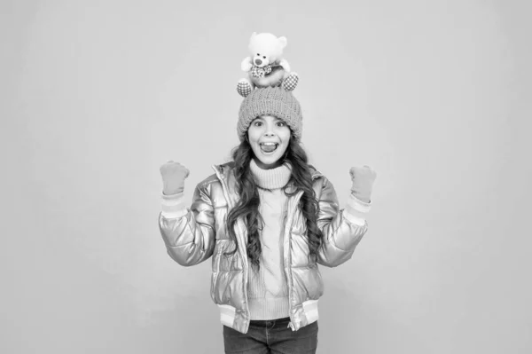 Překvapená Teen Dívka Zimním Oblečení Držet Hračku Modrém Pozadí Dárek — Stock fotografie