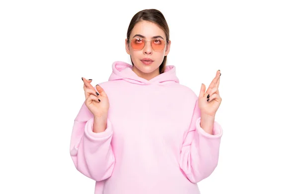 Mulher Supersticiosa Com Capuz Rosa Casual Óculos Fazendo Desejo Mantendo — Fotografia de Stock