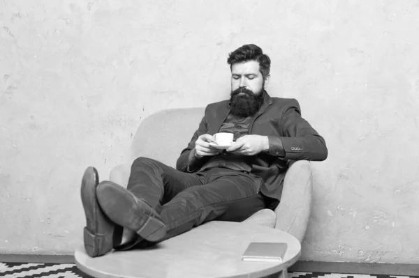 放松点 男员工坐在扶手椅上喝茶 喝茶休息 — 图库照片
