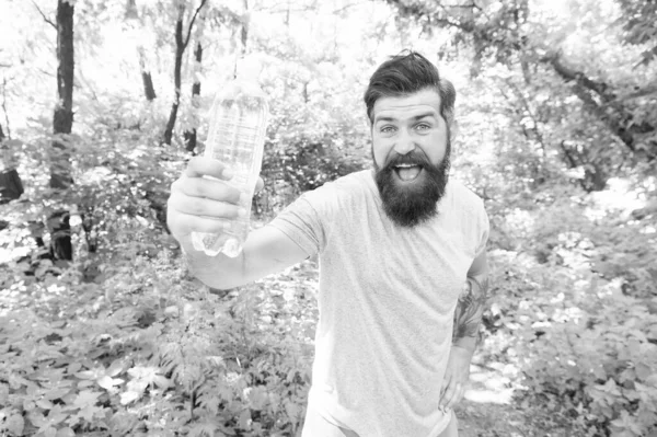 Счастливый Бородач Бородой Летней Одежде Показывает Бутылку Воды Лесу Избирательный — стоковое фото