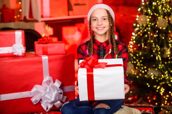 크리스마스 상자를 미소짓고 아가씨 Xmas Mood 쇼핑몰에 모자쓴 상자를 쇼핑을 — 스톡 사진