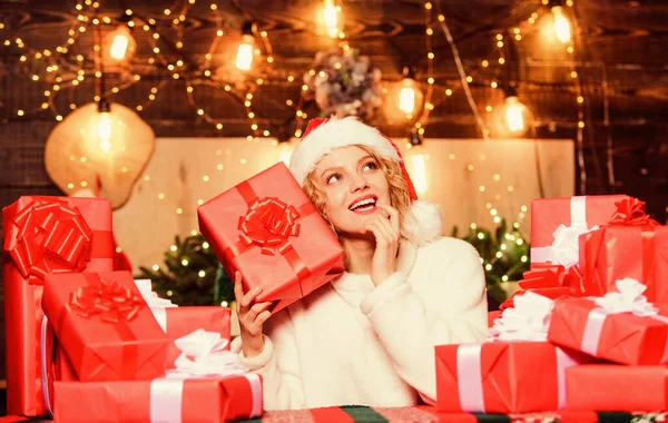 12月的快乐时光礼物是新年庆祝活动不可分割的一部分 有趣的概念 节日气氛 包装精美的礼物快乐的女人和一堆礼品盒准备庆祝的女孩 — 图库照片
