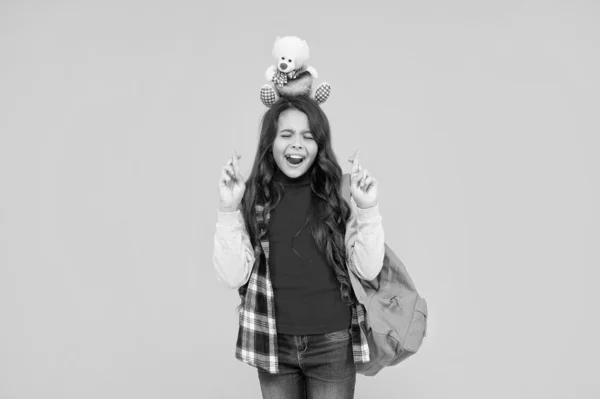 Zadowolony Dzieciak Długie Kręcone Włosy Nosić Plecak Szkoły Trzymać Zabawkę — Zdjęcie stockowe