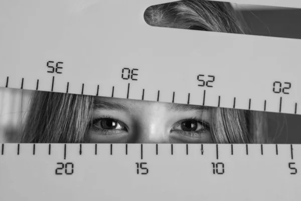 Medição Olhos Menina Com Régua Volta Escola Conceito Educação Medir — Fotografia de Stock