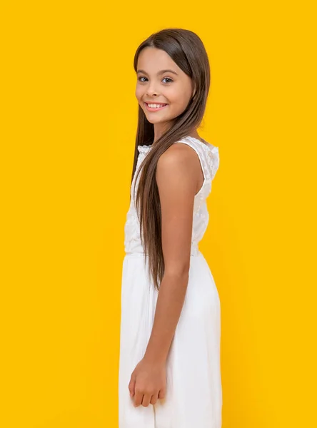 Menina Adolescente Sorriso Vestido Branco Fundo Amarelo — Fotografia de Stock