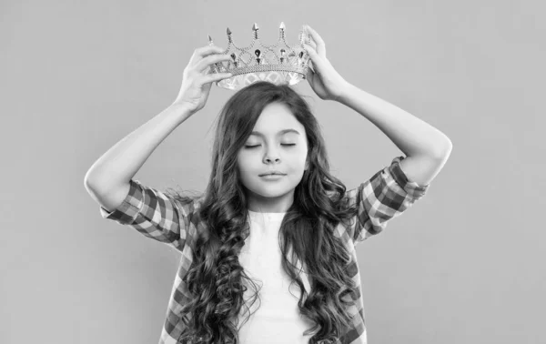 Sonhador Adolescente Menina Com Cabelo Encaracolado Desgaste Coroa Fundo Azul — Fotografia de Stock