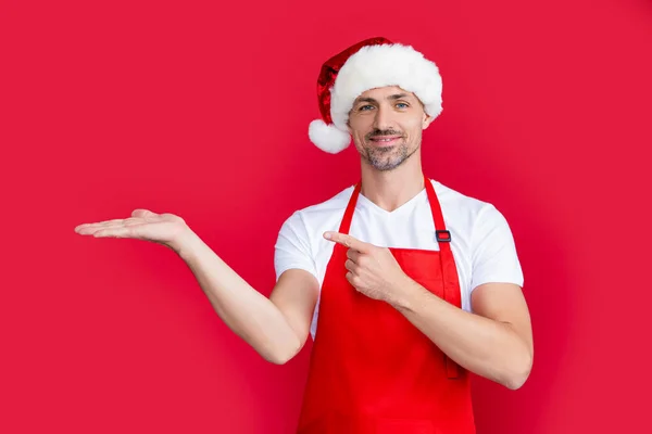 Glad Mogen Man Ägare Anställd Rött Förkläde Och Jul Santa — Stockfoto