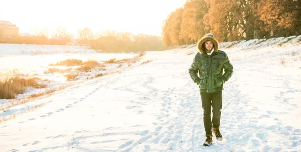 Yürüyen Adam Kışlık Ceket Giyiyor Kışlık Ceketli Dışarıda Fotokopi Alanı — Stok fotoğraf