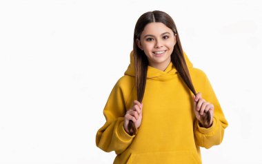 Stüdyoda fotokopi odası olan modaya uygun bir genç kızın portresi. Sarı giyen son moda genç kızın fotoğrafı. Sonbahar tarzında modaya uygun bir genç kız. Beyaz arka planda izole bir genç kız..