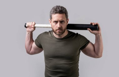 Sopalı zalim holigan adamın fotoğrafı. Yarasayla tehdit eden holigan bir adam. Beyzbol sopalı holigan adam gri arka planda izole edilmiş. Stüdyoda sopalı holigan adam..