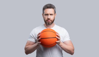 Basketbolcu ve topçunun fotoğrafı. Spor giyim sektöründe basketbol oyuncusu. Sporcu basketbolcu gri arka planda izole edilmiş. Stüdyoda basketbol oyuncusu.