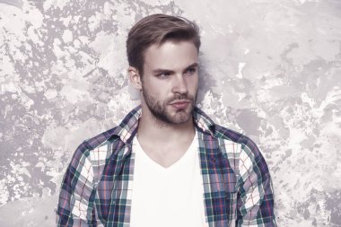 Daha iyi sonuçlar için cilt bakımı rutini. Yakışıklı, soyut bir geçmişi var. Tıraşsız yüzlü bir adam. Günlük cilt bakımı. Cilt bakım ürünleri. Cilt bakım alışkanlığı. Erkekler cilt bakımı.