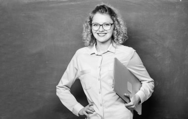 Yazılım kalitesi güvencesi kariyeri. Programlama dilleri çalış. İnternette sörf yapan kız. Modern eğitim. Okul öğretmeni defteri. Mesafe öğrenme. Dijital teknolojiler okulu. Çevrimiçi okul.