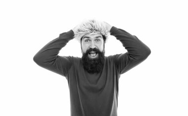 Kulak kepli, sakallı, olgun bir adam. sakal bakımı. Hipster beyazda izole edilmiş. Bıyıklı, kendine güvenen adam kalın bir şapka takıyor. Erkek kış modası. Erkek güzelliği. Şok olmuş adam portresi.