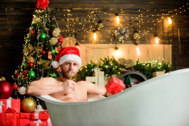Tutku ve şehvet. Maço partiden sonra şampanya içer. En iyi Noel hediyesi. Noel spa 'sı. Kaslı adam küveti gevşet. Seksi olgun adam banyosu. Kış tatili Yeni yılın kutlu olsun. Erotik dilek. Arzuyu hisset.