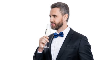 Şerefe ve kutlayalım. Smokinli adam stüdyoda kutlama yapıyor. Smokinli adam tezahürat ve kutlama için. Smokinli adam şampanya alır. Smokinli adam beyaz arka planda kutluyor ve kutluyor..