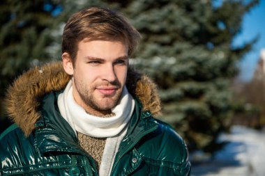 Kışın açık havada giyinen adam, fotokopi uzayı. Kışlık giysili şık bir adam. Tatillerde kışlık giysili adam. Kışlık ceketli adam..