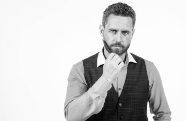 Olgun profesyonel berber tarak. Saç fırçasıyla saç tarayan yakışıklı bir kuaför. Berber dükkanı. Kendine güvenen adam kuaförü. Erkek güzellik ve moda. Berberlik. kopyalama alanı. Kuaför konsepti.