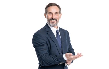 Beyaz arka planda izole edilmiş gülümseyen olgun iş adamı. Stüdyoda takım elbiseli bir iş adamı. Profesyonel iş adamının fotoğrafı. Takım elbiseli Kafkas işadamı.