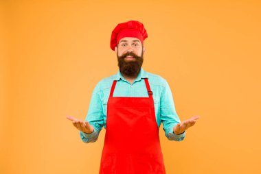 Bütçende yemek var. Kendine güvenen mutlu şef kırmızı üniforması. Kırmızı üniformalı erkek aşçı. Neşeli yüzlü, olgun bir hippi. Tatmin olmuş sakallı şef. Önlüklü vahşi kasap. en iyi menü.