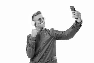 Akışı kolaylaştırdı. Mutlu adam canlı yayında kollarını esnetiyor. Canlı yayın. Akıllı telefondan selfie çekiyoruz. Video görüşmesi yapıyorum. Daha akıllı ol..