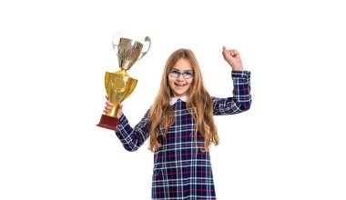 Stüdyoda gülümseyen mükemmel kız öğrenci ödülü. Okullu kız harika bir ödül kazanıyor. Ödüllü mükemmel bir liseli kızın fotoğrafı. Beyaz arka planda izole edilmiş ödüllü mükemmel bir kız öğrenci..