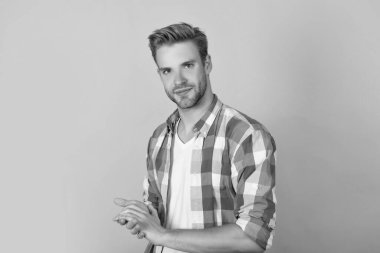 Yakışıklı traşsız adam portresi. El ele tutuşun. Sarı tişört arka plan, ciddi..