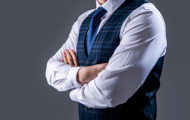 Gri arkaplanda fotokopi alanı olan resmi kıyafetli adam izole edildi. Stüdyoda resmi kıyafet giyen bir adam. Resmi kıyafet giyen bir adamın fotoğrafı. Takım elbiseli adam..