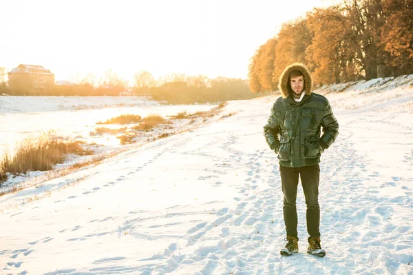 Şık Bir Adam Kış Modasını Açık Havada Fotokopi Çekerek Giyer — Stok fotoğraf