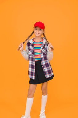 Yaşam tarzına uygun stiller. Mutlu küçük kız rahat moda tarzının tadını çıkarıyor. Uzun sarı saçlı şirin bir çocuk. Sarı gülüşü var. Sonbahar günlerinde tarzını koru..