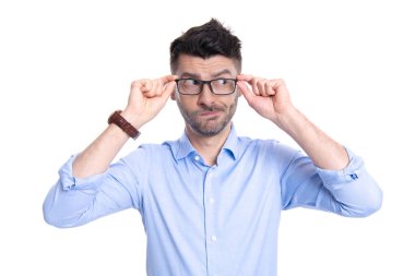 Beyaz arka planda izole edilmiş göz makyajlı kafası karışık bir adam portresi. Stüdyoda gözlük takan kafası karışık bir adam. Kafası karışmış erkek gözlüğü gözlükleri. Gözlüklü şaşkın bir adamın fotoğrafı..