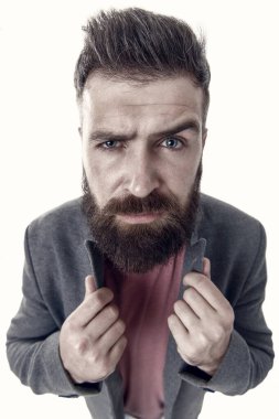 Hiçbir erkek şık doğmaz. Şık bir hippi, şık bir ceket ve rahat bir kot giyiyor. Şık saç kesimli sakallı adam. Beyaz, bıyıklı, sakallı, sakallı, yüzü tıraşsız bir adam..