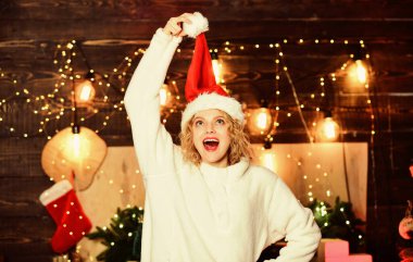 Ne güzel bir sürpriz. Aman Tanrım. Xmas havası. Kış tatili kutlaması. Kırmızı Noel Baba şapkalı kız. Neşeli kadın. Kazaklı. Mutlu yıllar. Noel hazırlığı..