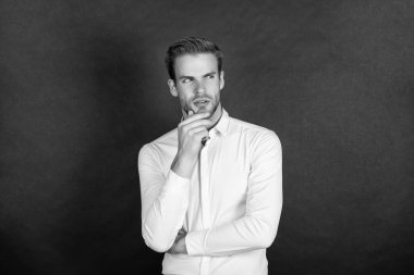 Siyah arka planda beyaz gömlekli genç adam, moda..