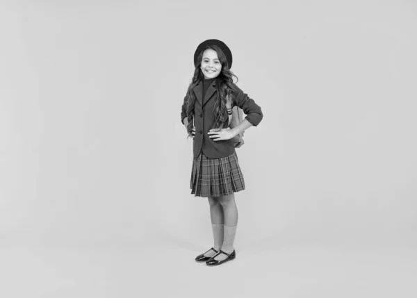Lächelndes Teenie Mädchen Uniform Und Baskenmütze Mit Schultasche Auf Gelbem — Stockfoto