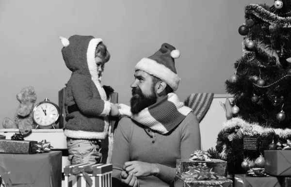 Homem Com Barba Rosto Sorridente Brinca Com Filho Família Natal — Fotografia de Stock
