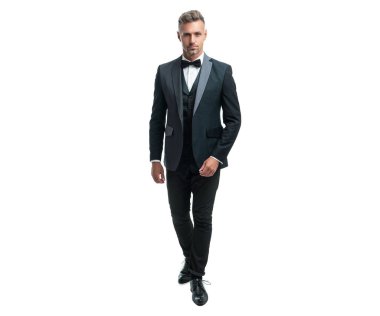 Beyaz arka planda izole edilmiş papyonlu zarif garson. tam uzunluk.