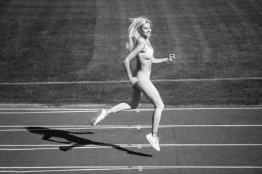 Spor giyiminde bayan sporcu stadyum antrenmanı ve koşusu, maraton.