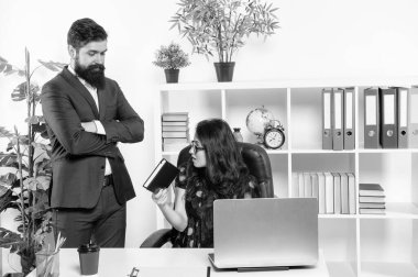 İş emri. Patron sekreterliğe atandı. Ofis işleri. İş adamları. Profesyonel çift. Erkek ve kadın iş yerinde..