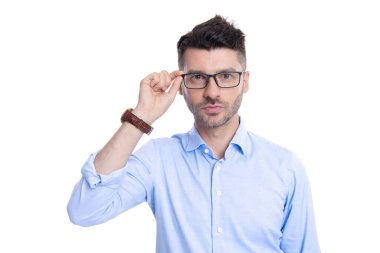 Gözlüklü adam beyaz arka planda izole edilmiş. Stüdyoda gözlüklü bir adam. Erkek gözlüğü gözlüğü. Gözlüklü adamın fotoğrafı..