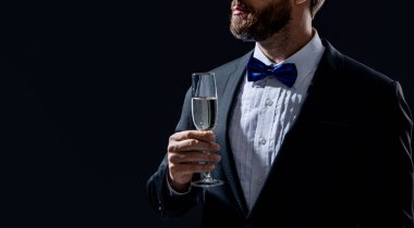 Smokinci stüdyoda fotokopi odasıyla tezahürat yapıyor. Smokinli adam şampanyayla tezahürat yapıyor. Amigo smokinli adamın fotoğrafı. Smokinli adam, siyah arka planda tek başına tezahürat yapıyor..