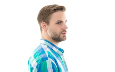 Beyaz stüdyoda sıradan bir adam. Kareli gömlek giyen sıradan bir adam. Sakallı sıradan bir adamın fotoğrafı. Beyaz arka planda izole edilmiş sıradan bir adam..