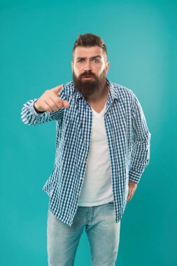 Seni hatırlıyorum. Dikkat! Sıradan gömlekli ciddi bir adam kamerayı parmağıyla işaret ediyor. İyi giyimli bir hippi kameraya bakıyor. Bıyıklı ve uzun sakallı hippi. İşaret parmağı gösteriliyor.