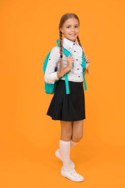 Bilgi günü. Çocukluk gelişimi. Liseli kızlar üniforma giyer. Güzel küçük kız çalışmaya hazır. Okula dönüyorum. Karantinada eğitim. Öğrenmek gelecekteki başarıyı getirir. Çok kaygısız hissediyorum..