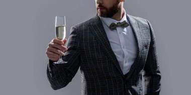 Kutlama ve tezahürat. Smokinli adam tezahürat yapıyor ve stüdyoda kutlama yapıyor. Kutlama ve tezahürat için smokinli adam. Smokinli adam şampanya alır. Smokinli adam tezahürat yapıyor ve kutluyor.