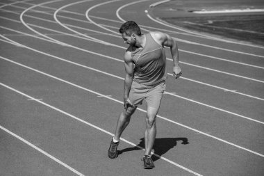 Atletik kaslı adam koşudan ve sağlıktan sonra travma geçiriyor..