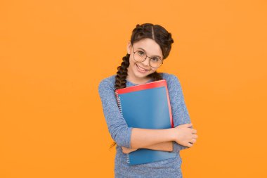 Parlak gelecek için eğitim. Mutlu çocuk okula geri döndü. İlköğretim zorunluluğu. Eğitim ve öğrenim. Evde eğitim. Özel ders. Eğitici bir fırsat. Dünyayı değiştirmek için eğitim.