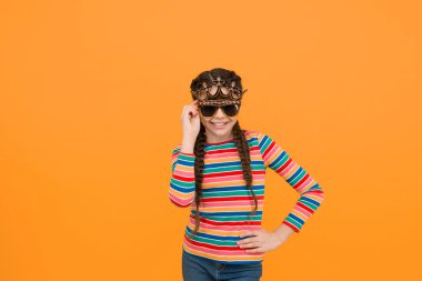 Kişisel bakım bencillik değildir. Mutlu çocuk destek tacı ve gözlük takıyor. Küçük kızın güzel görünüşü. Parti görünüşü. Sıradan moda tarzı. Egoist bakış. Sadece bana bakmanı istiyorum, boşluğu kopyala..