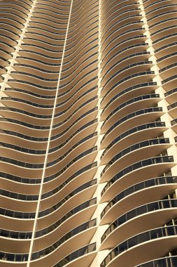 Mimarinin arka planı. Bina arka planı, yapısal şehir arkaplanı. Balkonları olan soyut bir otel binası. İnşaat tasarımı mimari mühendisliği. Halka açık. arkaplanda kimse yok.