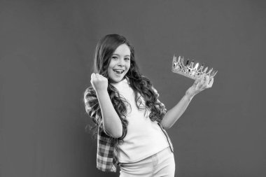 Kendini beğenmişlik taslıyor. Tacın içindeki kibirli prenses. Kıvırcık saçlı gururlu çocuk. Bencil genç kız diyabet giyiyor. Kibir ve bencillik. Zafer portresi. Başarılı bir çocuk. Kendine güvenen kraliçe.